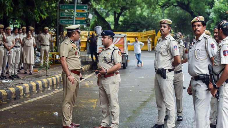 India News | Delhi Police Issues Advisory Amid Heavy Crowds, Traffic Congestion in New Delhi Area