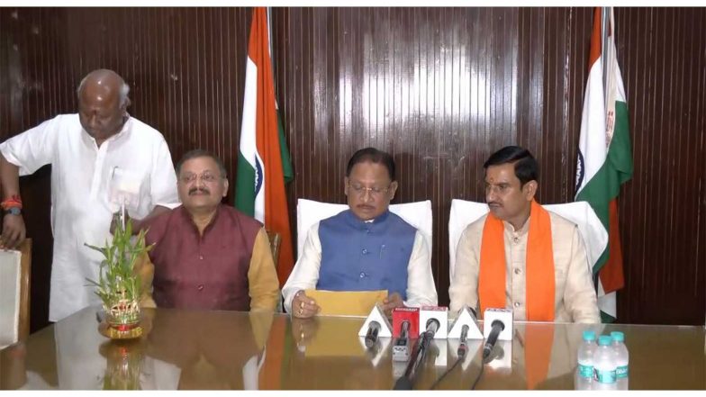 India News | Chief Minister Vishnu Deo Sai Holds Detailed Discussions with Railway Minister Ashwini Vaishnaw to Expedite Key Rail Projects in Chhattisgarh
