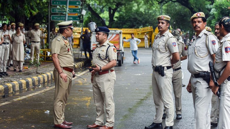Delhi Police Issues Advisory Amid Heavy Crowds, Traffic Congestion; Commuters Advised To Take Alternative Route