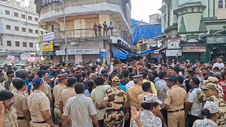 Mumbai: 8-Year-Old Girl S*xuallly Assaulted by Security Guard Inside Restroom in Pydhonie (Watch Video)