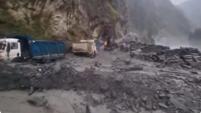 Cloudburst Triggers Flash Floods in Kishtwar, Burying Vehicles Near Kwar Hydel Project (Watch Video)