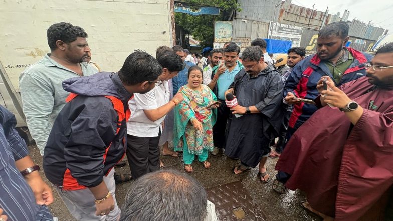 Mumbai Open Manhole Death: BMC Suspends 4 Officials After 60-Year-Old Man Dies in Sakinaka