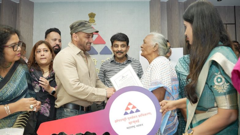 Salman Khan Inaugurates SRA Digital Centre, Hands Over House Keys to Rehabilitation Beneficiaries in Mumbai (Video)