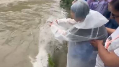 Bageshwar: Japanese Woman Miyako Immerses Husband Robert&rsquo;s Ashes in Saryu River To Fulfil His Final Wish (Video)
