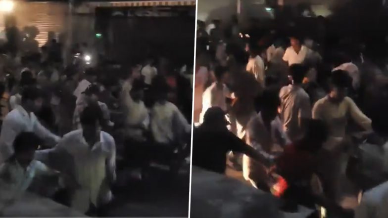 &lsquo;INR 16 Clothes for 16 Minutes&rsquo; Offer Draws Huge Crowd in Kanpur, Stampede-Like Situation at Market (Viral Video)