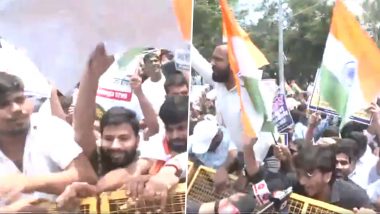 Bihar BPSC Protest: Students Demand Cancellation of 70th Exam, Break Police Barricades in Patna (Video)