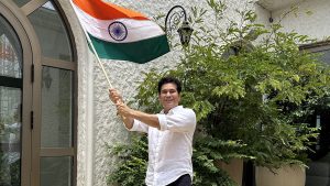 sports-Sachin Tendulkar Poses with Indian Tricolour to Celebrate Independence Day 2026