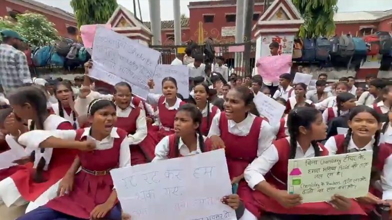 Gen Alpha Protest in Azamgarh: Students Skip Classes, Raise Fee Hike and Teacher Shortage Issues (Video)