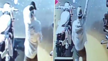 Varanasi: Coffee, Shower and &lsquo;Lungi&rsquo; Dance Before Thief Rides Away With Showroom Owner&rsquo;s INR 4.71 Lakh KTM Bike (Video)