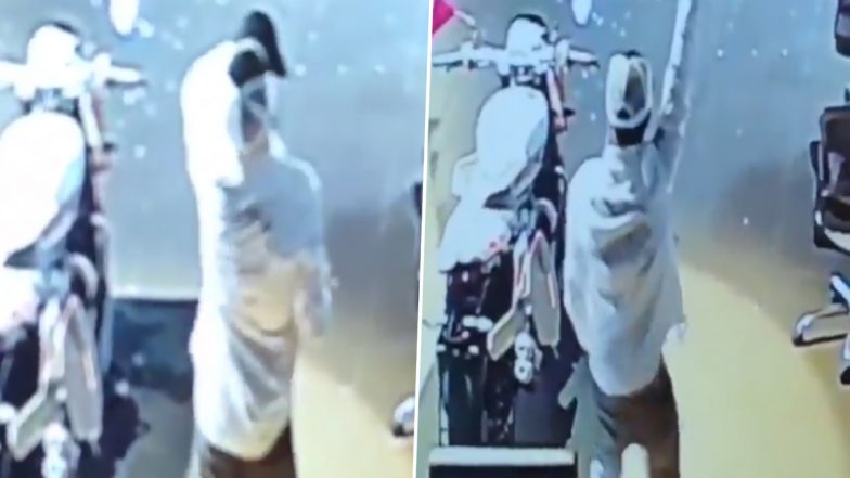 Varanasi: Coffee, Shower and &lsquo;Lungi&rsquo; Dance Before Thief Rides Away With Showroom Owner&rsquo;s INR 4.71 Lakh KTM Bike (Video)