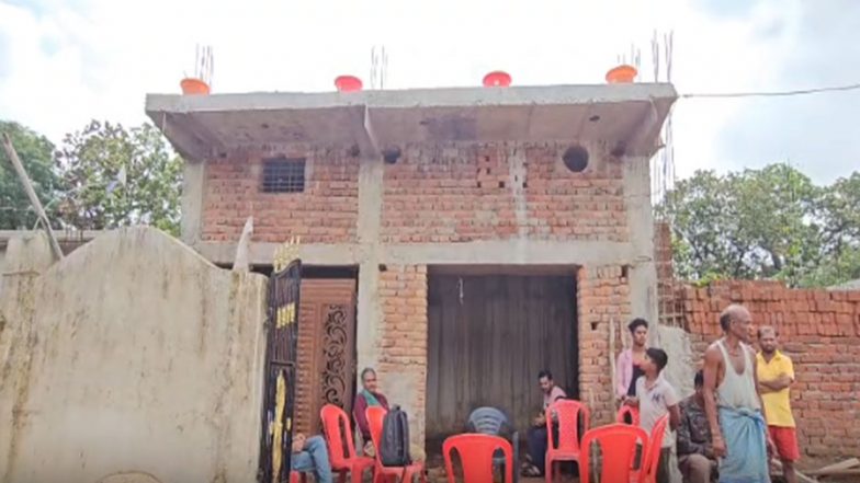 India News | Kin of Chhattisgarh Labourer Killed in Kulgam Terror Attack Seeks Aid, Safe Return of Mortal Remains