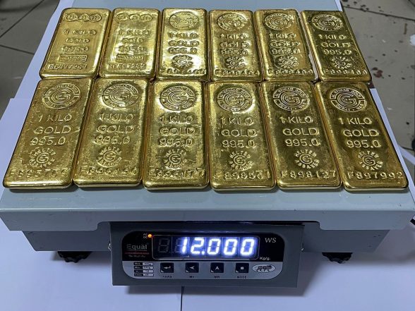 Business News | Gold May Slide 37% from January High; Stronger Yen May Offer Relief: Report