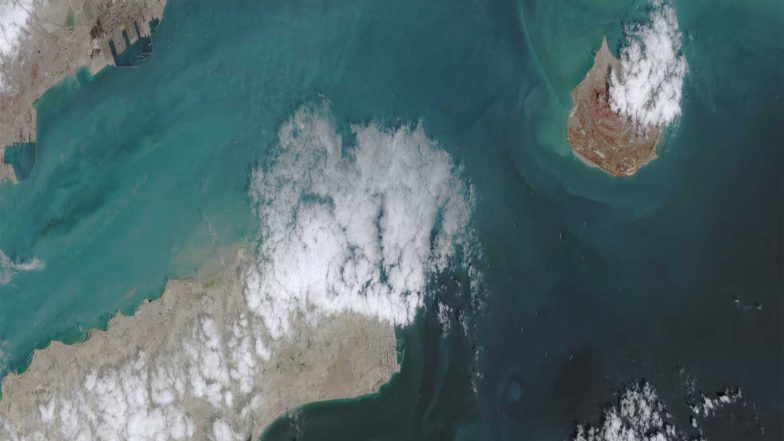 World News | US Closes in on Hormuz Deal with Iran and Oman, Eyes Wednesday Announcement, Reports Axios