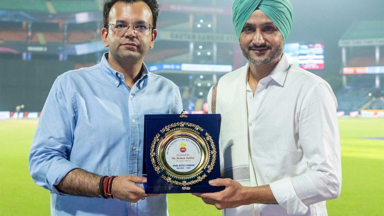 Sports News | Harbhajan Singh Felicitated by DDCA President Rohan Jaitley During Ongoing DPL Season