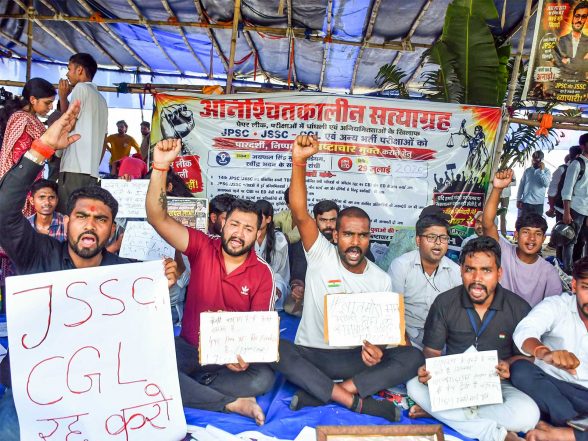 India News | BJP MLAs Stage Protest Outside Jharkhand Assembly over JPSC, JSSC Exam Irregularities: Rahul Gandhi Speaks with Protesting Students