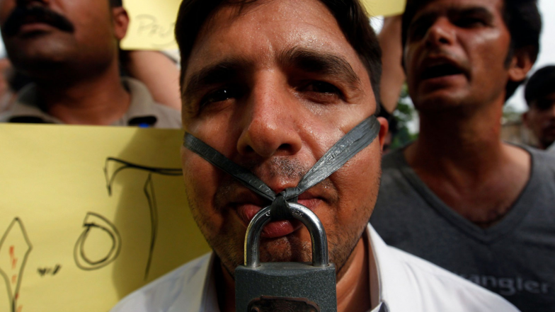 World News | Pakistan's Latest Curbs on Foreign Press Draw Global Condemnation, Concerns from Media, Rights Group Amid PoJK Protests