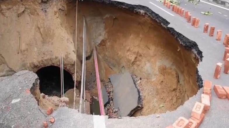 India News | Massive Road Cave-in in Ludhiana's Kitchlu Nagar Triggers House Evacuation and Traffic Chaos