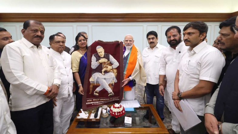India News | Shiv Sena's Jyoti Waghmare Presents Solapur Dhawal to PM Modi on National Handloom Day