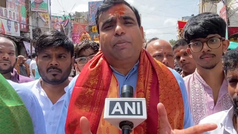 India News | Congress MP Kiran Kumar Chamala Offers Prayers at Lal Darwaza on Bonalu
