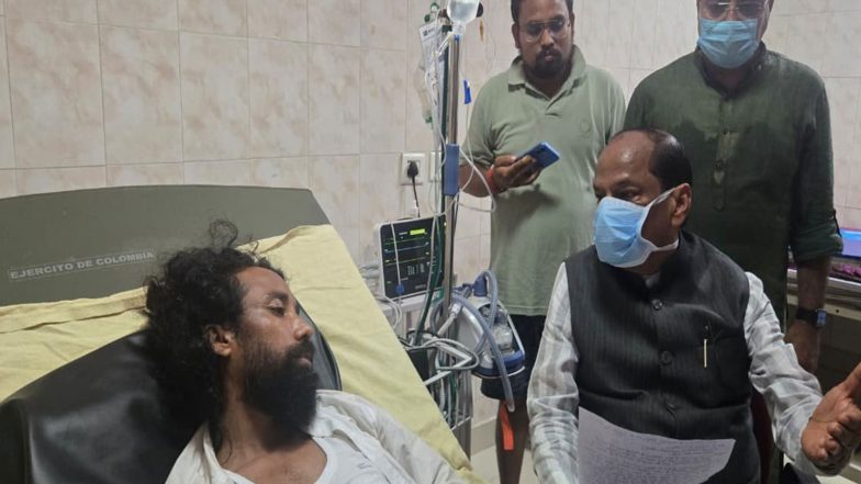 India News | Ex-Jharkhand CM Raghubar Das Meets Student Leader Devendra Nath Mahto at Ranchi Hospital