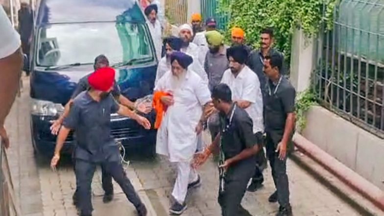 India News | SAD Chief Sukhbir Singh Badal Attacked in Maharashtra's Nanded, Fadnavis Orders Probe