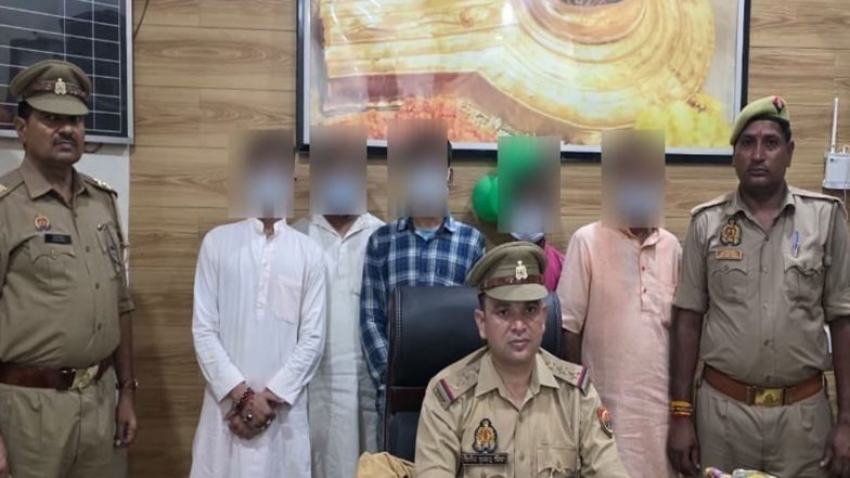 India News | 5 Arrested for Allegedly Misbehaving with Pilgrims, Extorting Money Near Kashi Vishwanath Temple