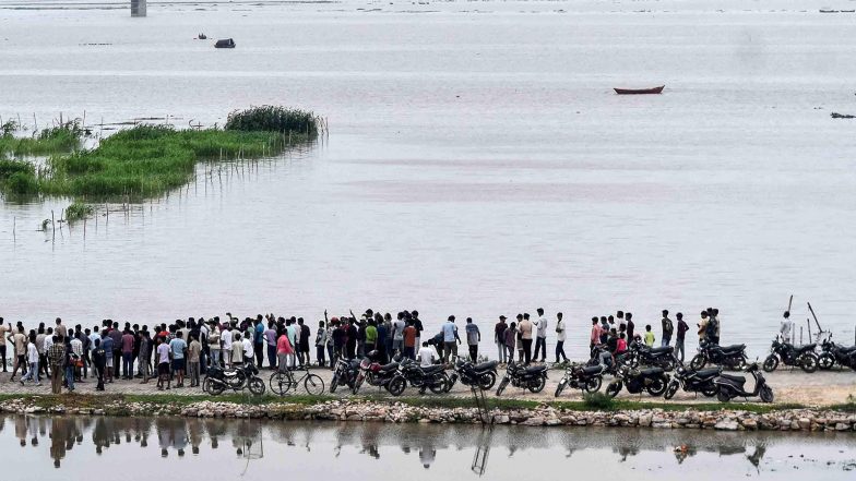 India News | Ganga Water Level Rises in Varanasi; Ghats Cut Off, Cremations Shift to Rooftops