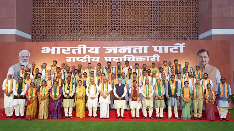 India News | PM Modi Poses for Group Photo with New BJP National Office-bearers at Party HQ After 'Vande Mataram' Resolution