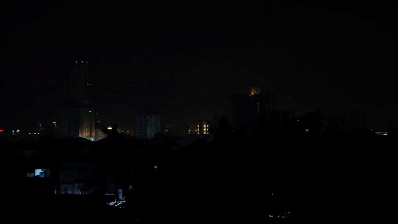 World News | Crippling Power Crisis Triggers Violent Street Riots, Total Transit Chaos in Pakistan's Karachi