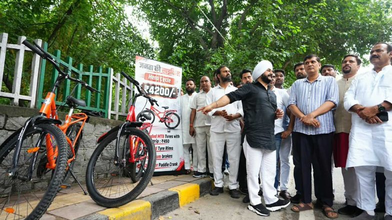 India News | AAP Says Its Leaders Denied Permission to Meet Delhi LG, Put Bicycles Outside His Office in Protest, Demand Ashish Sood's Resignation