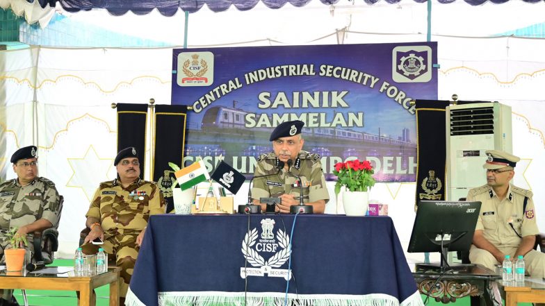 India News | CISF DG Reviews Security Preparedness of Delhi Metro; Inaugurates New Barrack