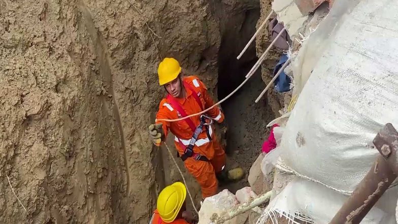 India News | 16-year-old Girl Falls into Borewell After Soil Collapse in Kanpur; JCB, Fire Teams Deployed for Rescue