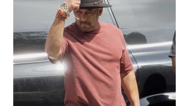 Entertainment News | Bollywood's Bhaijaan Salman Khan Proudly Flaunts His Wrist Full of Rakhis After Raksha Bandhan Celebration