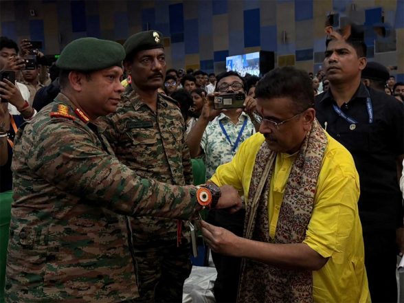 印度新闻|西孟加拉邦首长将 Rakhis 与陆军士兵联系在一起,并与 NCC 学员一起庆祝 Raksha Bandhan。