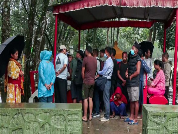 世界新闻 | 675 人死亡,2,400 多人失踪。山洪爆发后,尼泊尔各地的搜救行动仍在继续。