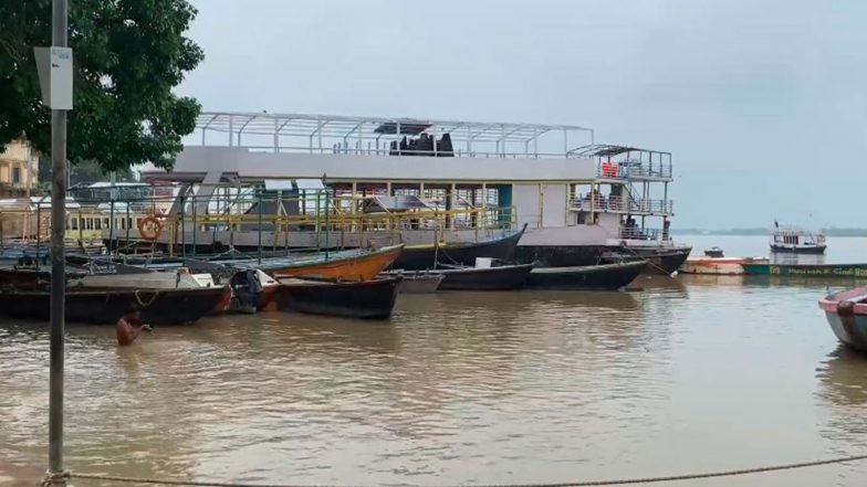 India News | Varanasi Flood Preparedness: 198 Boats, 21 Flood Posts, NDRF Teams Deployed; 61 Relief Camps, 24/7 Control Room Set Up
