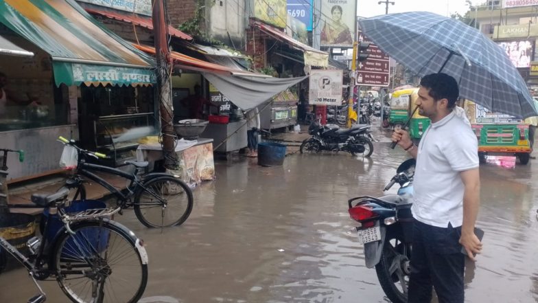 India News | UP: Varanasi Municipal Commissioner Inspects Roads Amid Heavy Rainfall, Pumps Used to Drain Water