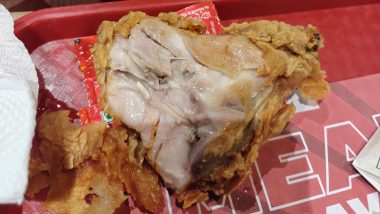 KFC Customer Finds Insect in Fried Chicken at Greater Noida&rsquo;s Gaur City Mall; Restaurant Apologises (Videos)