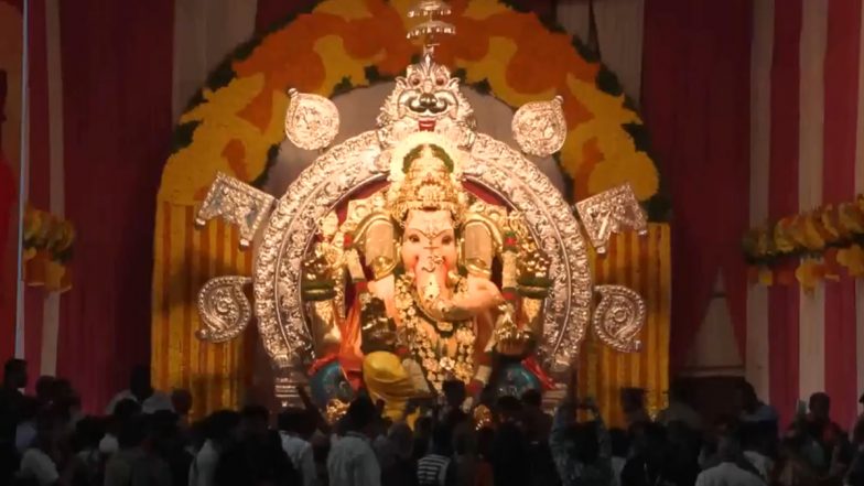 Mumbai&rsquo;s Richest Ganpati Idol Unveiled With 66 Kg Gold, 335 Kg Silver at King&rsquo;s Circle (Video)