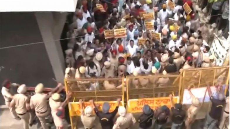 India News | Amritsar: AAP Protests at BJP MP Tarun Chugh's Residence over Party Leaders Visiting Late Convict Sajjan Kumar's House