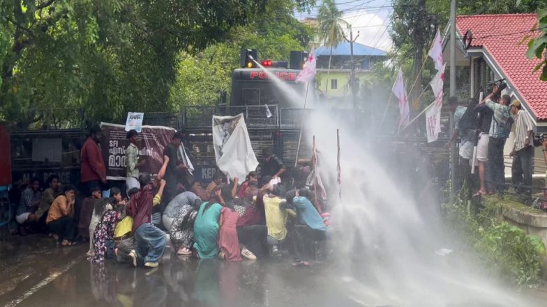 India News | SFI Stages Secretariat March in Thiruvananthapuram over Alleged Police Action on Student Leaders