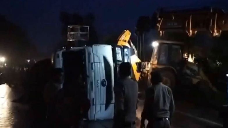 India News | Madhya Pradesh: 5 Dead, 20 Injured in Bus-bulker Crash; PM Modi Offers Condolences