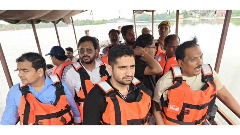 India News | UP: Varanasi Municipal Commissioner Inspects Flood-affected Areas of Salarpur by Boats; Issues Instructions