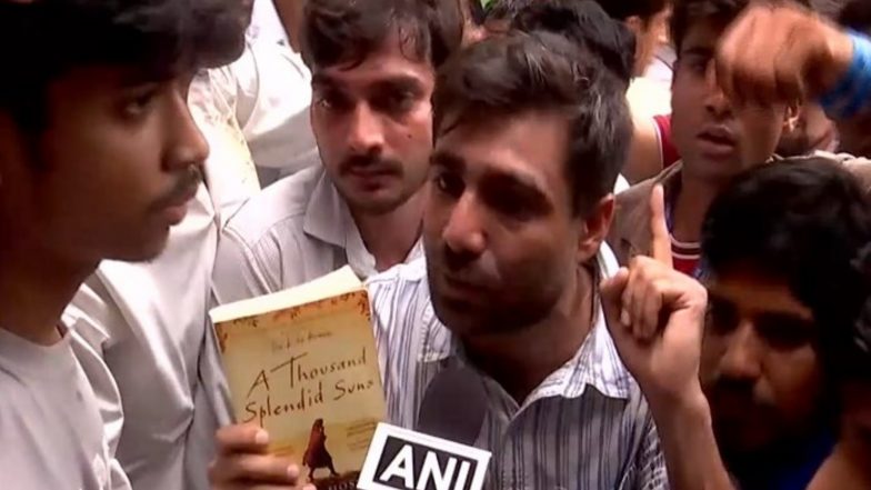 India News | Satya Niketan Building Collapse: Verbal Spat Between NSUI-ABVP Workers at Rescue Site as Vinod Jakhar Alleges BJP MLA Links