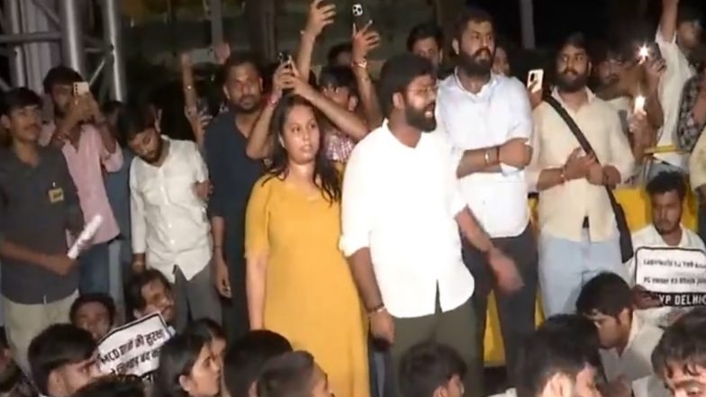 India News | ABVP Members Detained for Protesting over Satya Niketan Building Collapse at MCD Headquarters 