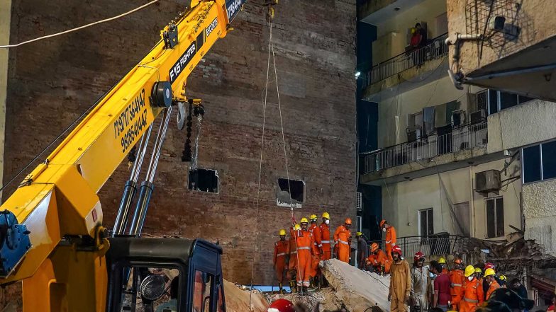 India News | Satya Niketan Building Collapse: Delhi Traffic Police Issues Advisory, Asks Commuters to Avoid Key Stretches
