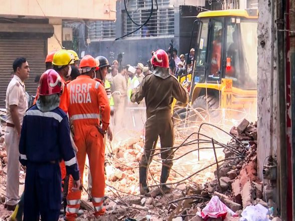 India News  Satya Niketan Building Collapse: Labour Contractor Apprehended in Uttar Pradesh's Kasganj; Owners Sent to Custody