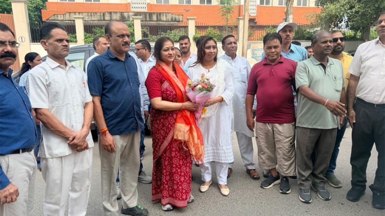 India News | Delhi Deputy Mayor Monika Pant Inspects Gharoli Ward; Directs Strict Action Against Encroachments, Illegal Dairies