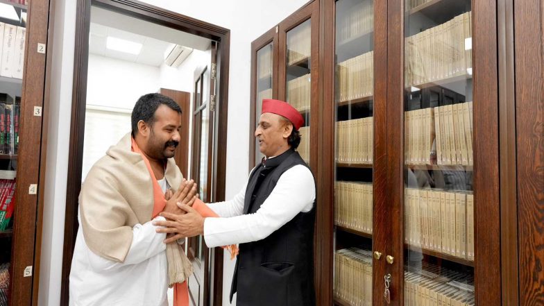 Entertainment News | Akhilesh Yadav Meets with Team of 'Hanuman Ansh'