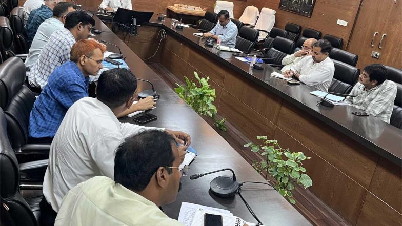 India News | UP: Varanasi Divisional Commissioner Chairs Meeting of Departmental Officials Regarding 'Rangilo Kashi'